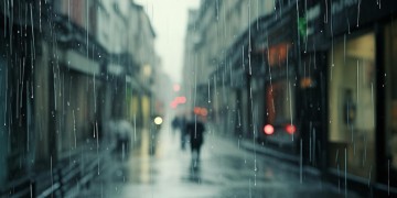 大雨交加出自哪首歌？