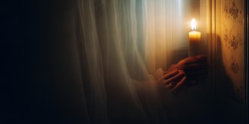 把你紧紧拥入怀里出自哪首歌？