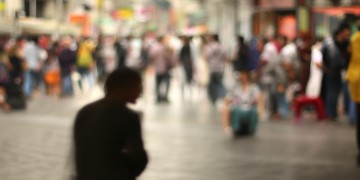 人声鼎沸时的孤独究竟是哪首歌？